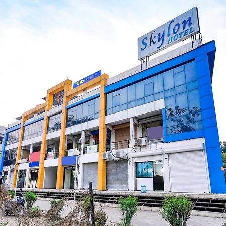 Fabhotel Skylon, Near Mahatma Mandir Гандинагар Экстерьер фото