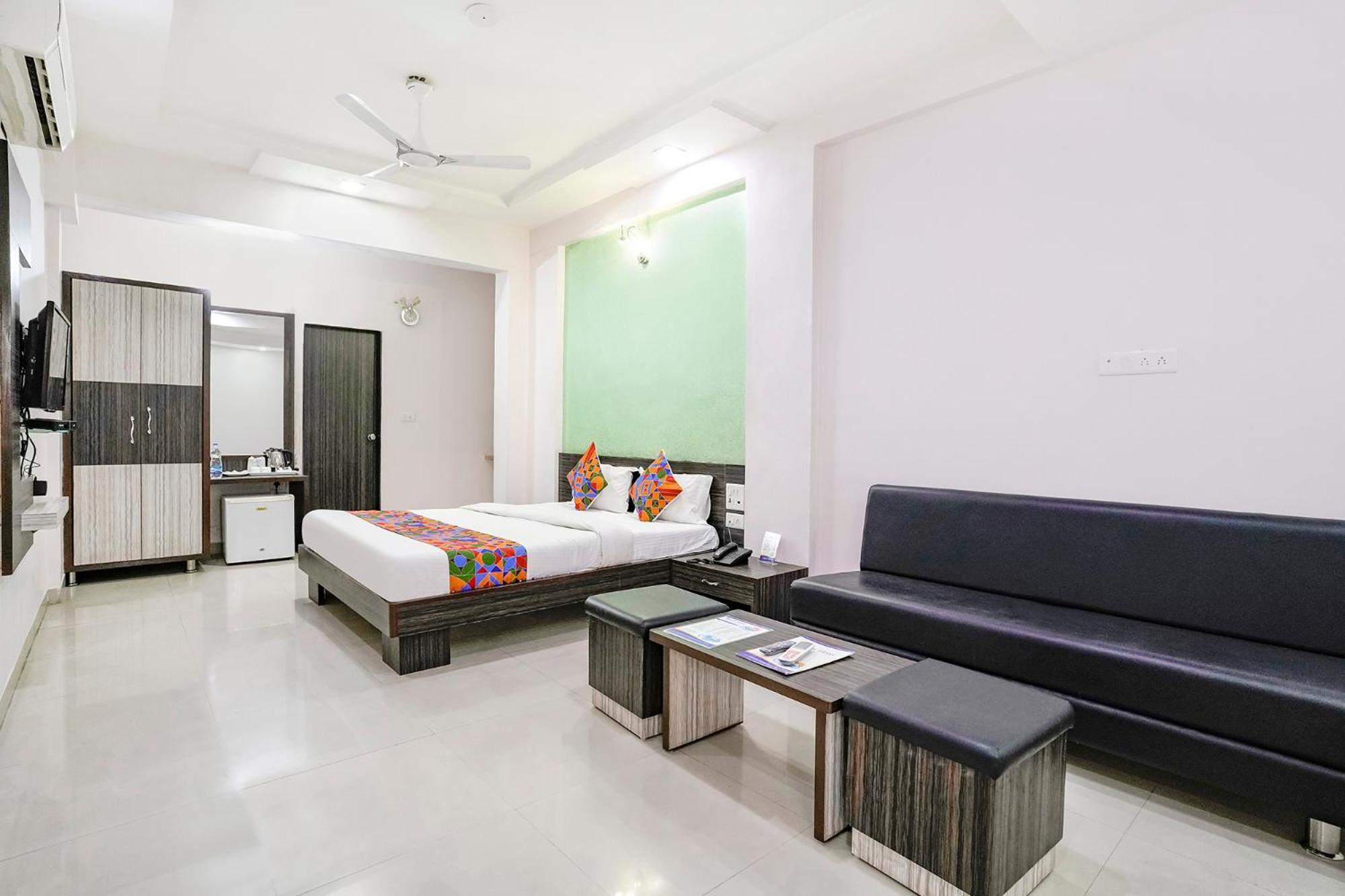Fabhotel Skylon, Near Mahatma Mandir Гандинагар Экстерьер фото