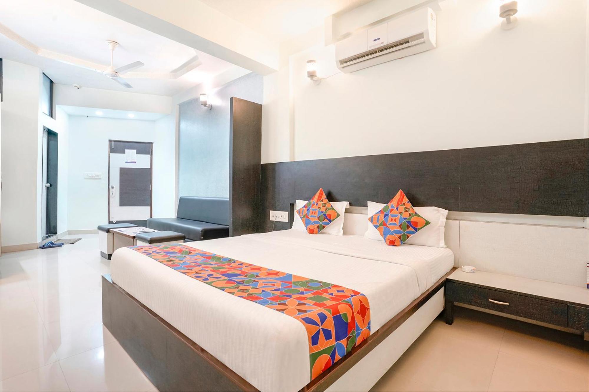 Fabhotel Skylon, Near Mahatma Mandir Гандинагар Экстерьер фото